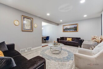 1805 W Willow Ln in Mount Prospect, IL - Building Photo - Building Photo
