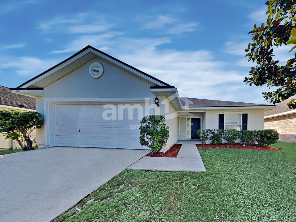 2368 Creekfront Dr in Green Cove Springs, FL - Building Photo