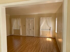 14116 Sylvan St in Van Nuys, CA - Building Photo