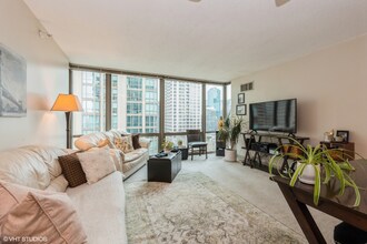 2 E Erie St in Chicago, IL - Building Photo - Building Photo