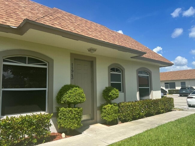 11943 Sturbridge Ln in Wellington, FL - Foto de edificio - Building Photo