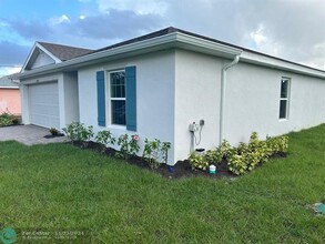 2807 34th St W in Lehigh Acres, FL - Foto de edificio - Building Photo