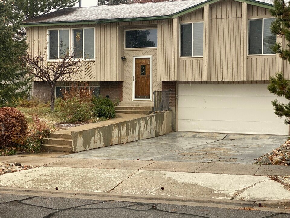 2333 Cliff Swallow Dr in Sandy, UT - Building Photo