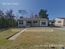 208 2nd St in Niceville, FL - Building Photo