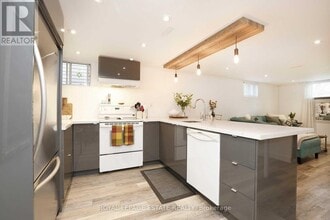 208 Oakridge Dr in Toronto, ON - Building Photo - Building Photo