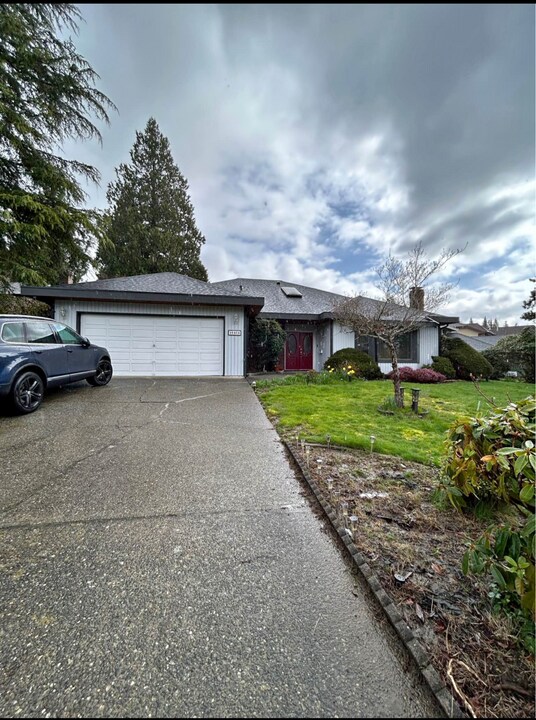 10454 Fraserglen Dr in Surrey, BC - Building Photo