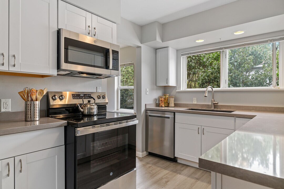 3448 34th Ave W-Unit -UX-SHA3450 in Seattle, WA - Building Photo