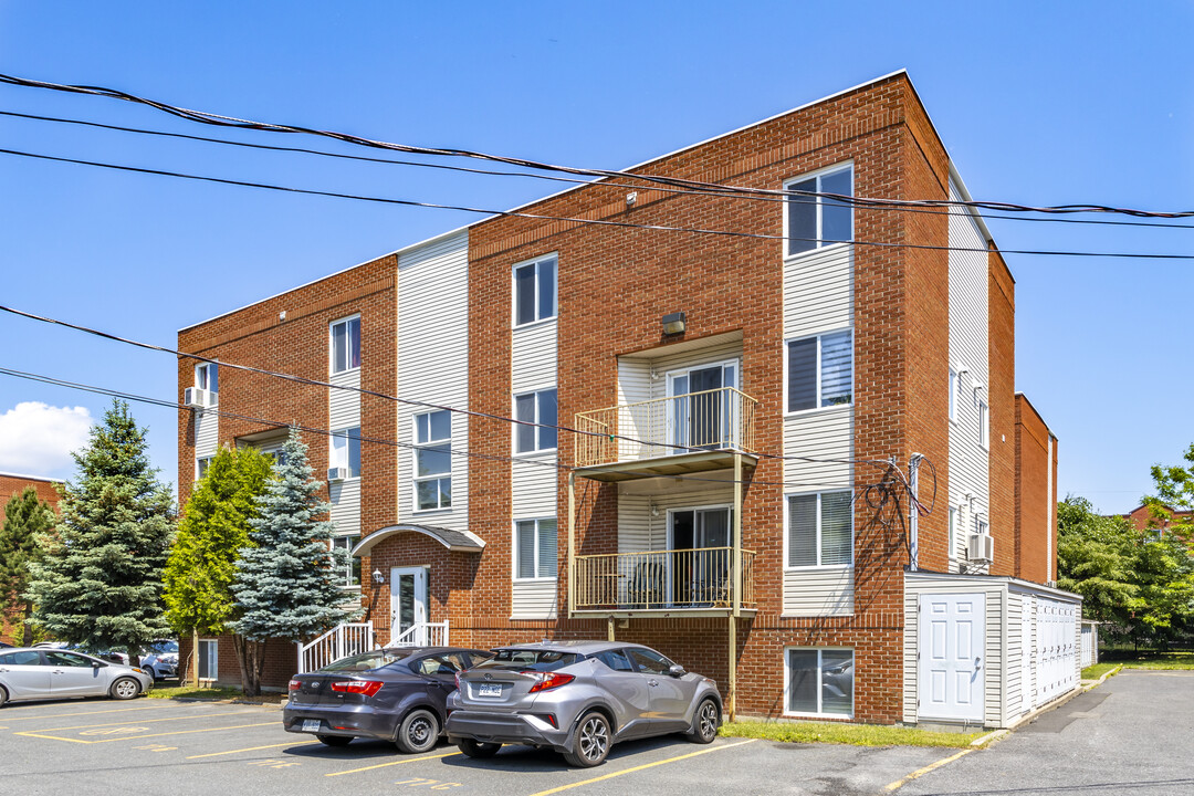 5371 Milan in Brossard, QC - Building Photo