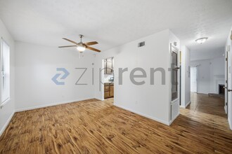 5893 N Castlegate Dr in Atlanta, GA - Foto de edificio - Building Photo