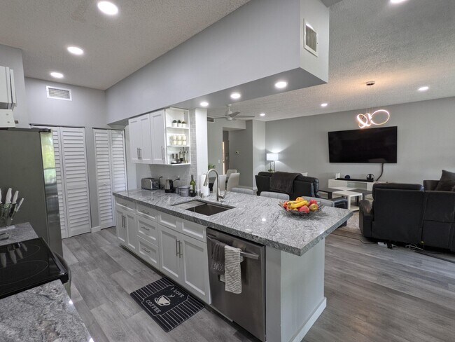 105 Half Moon Cir in Hypoluxo, FL - Building Photo - Building Photo