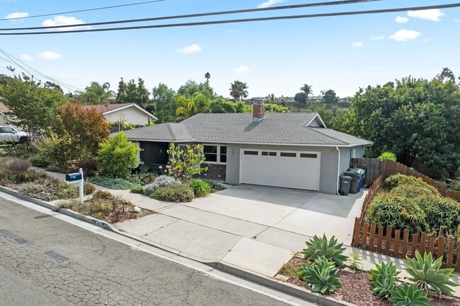 135 N Barnwell St in Oceanside, CA - Foto de edificio - Building Photo