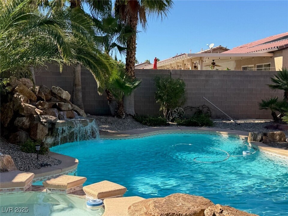 7163 Adobe Falls Ct in Las Vegas, NV - Building Photo