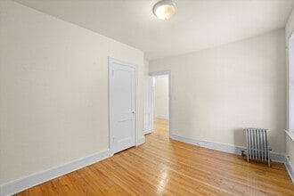 2322 N Spaulding Ave, Unit 2330-G in Chicago, IL - Building Photo - Building Photo