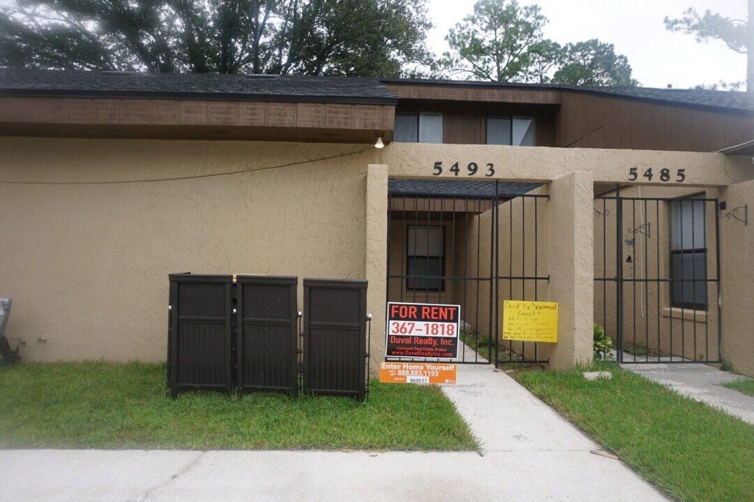 5493 Pinehaven Ct in Jacksonville, FL - Building Photo