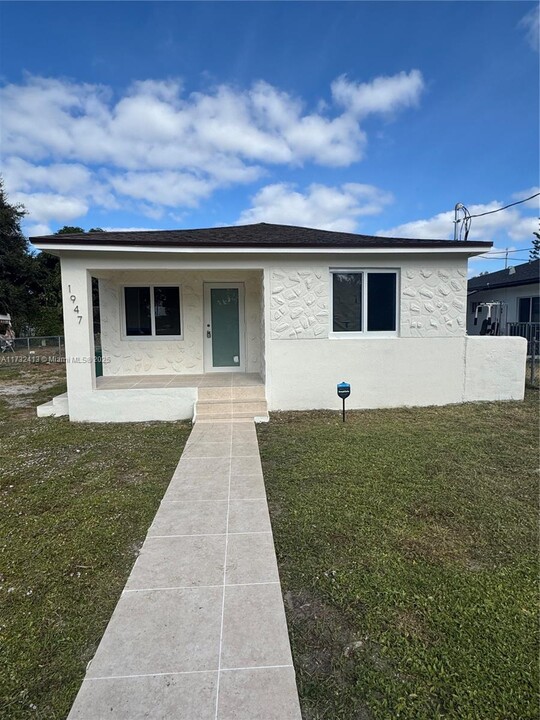 1947 NW 151st St in Opa Locka, FL - Building Photo