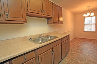 Colonial Point Apartments in Gloucester Point, VA - Foto de edificio - Interior Photo