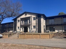 2903 Clarksville St, Unit 104 in Paris, TX - Building Photo