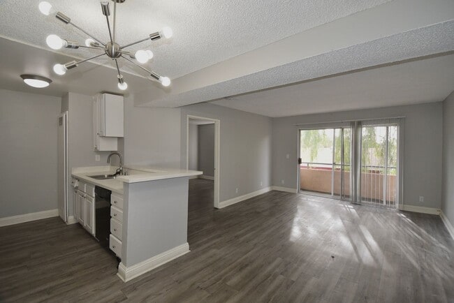 21350 Parthenia St in Los Angeles, CA - Building Photo - Building Photo