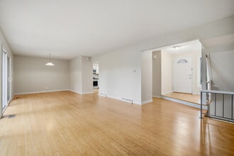 2456 Cobblewood Dr in Northbrook, IL - Building Photo - Building Photo