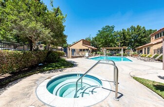 Granada Villas in Lancaster, CA - Foto de edificio - Building Photo