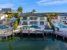 3251 NE 164th St in North Miami Beach, FL - Building Photo