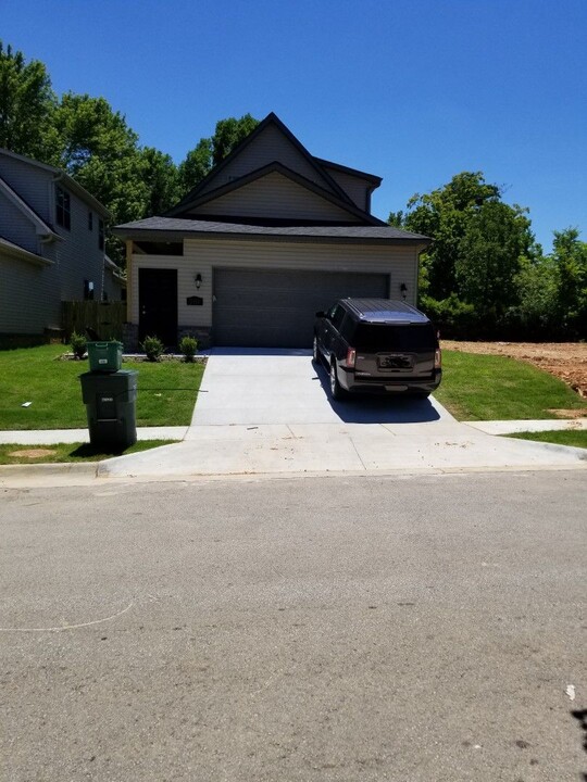 2383 W Houston St in Fayetteville, AR - Building Photo