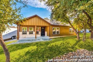 1050 Lavaca in Canyon Lake, TX - Building Photo