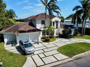 5023 NW 94th Doral Pl in Doral, FL - Building Photo - Building Photo