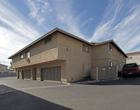 8361 Garden Grove Blvd in Garden Grove, CA - Foto de edificio - Building Photo