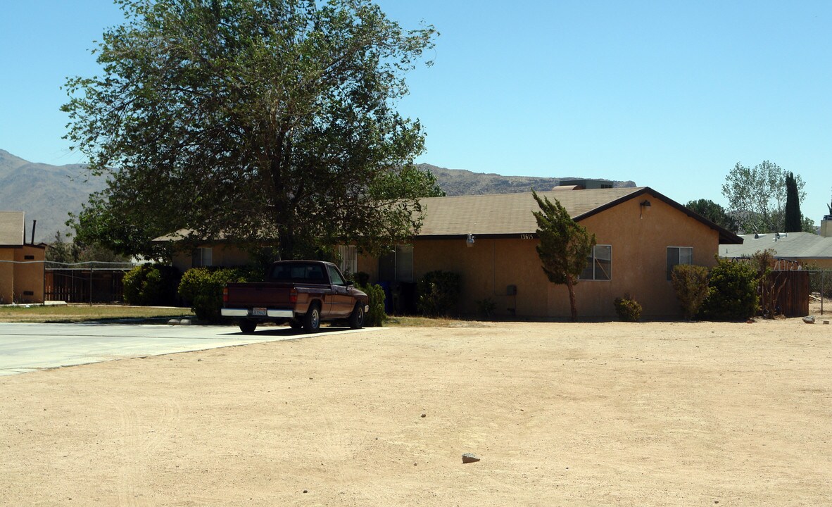 13615 Pauhaska Rd in Apple Valley, CA - Building Photo