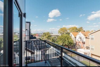 716 Seaport Dr. in Elizabeth, NJ - Foto de edificio - Building Photo