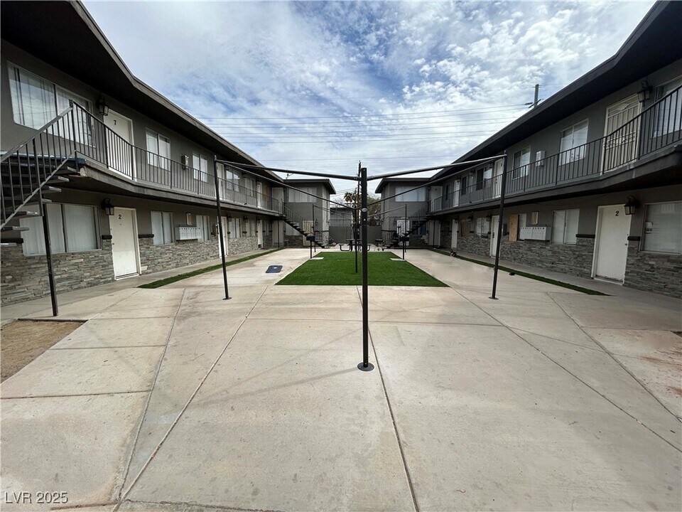 2626 Lynnwood St in Las Vegas, NV - Building Photo
