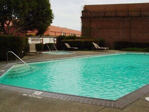 6363 Christie Ave in Emeryville, CA - Foto de edificio - Building Photo