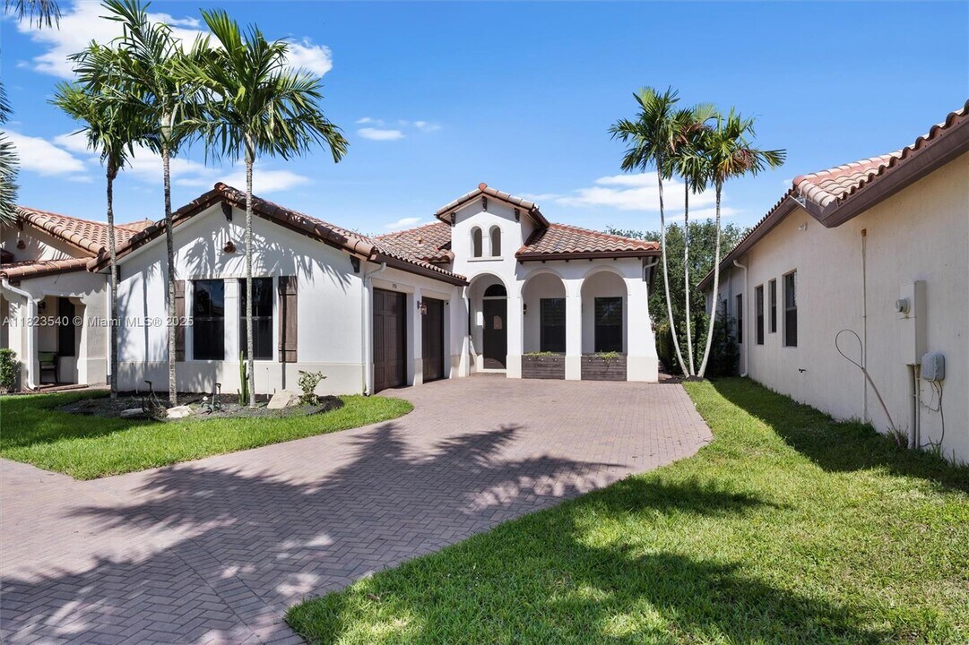 3974 NW 82nd Dr in Pembroke Pines, FL - Foto de edificio