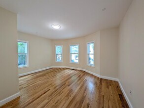 22 Holyoke Rd, Unit 2 in Somerville, MA - Foto de edificio - Building Photo