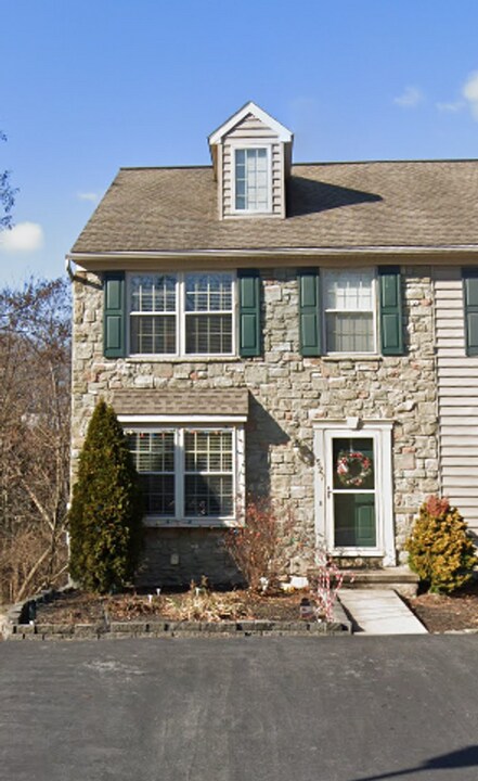 527 Indian Rock Cir in Elizabethtown, PA - Building Photo