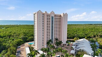 6101 Pelican Bay Blvd in Naples, FL - Building Photo