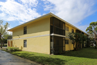 Sherwood Gardens Condominiums in Delray Beach, FL - Building Photo - Building Photo