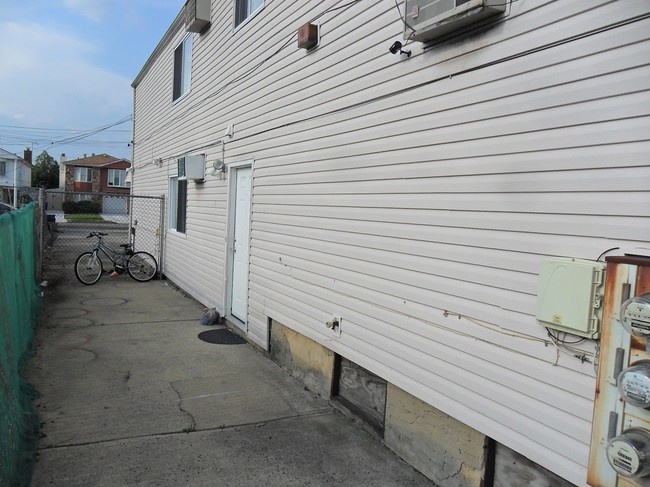 56 Sommer Ave in Staten Island, NY - Building Photo - Building Photo