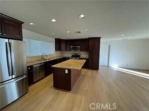 1336 Calle Tulipan in Thousand Oaks, CA - Foto de edificio - Building Photo