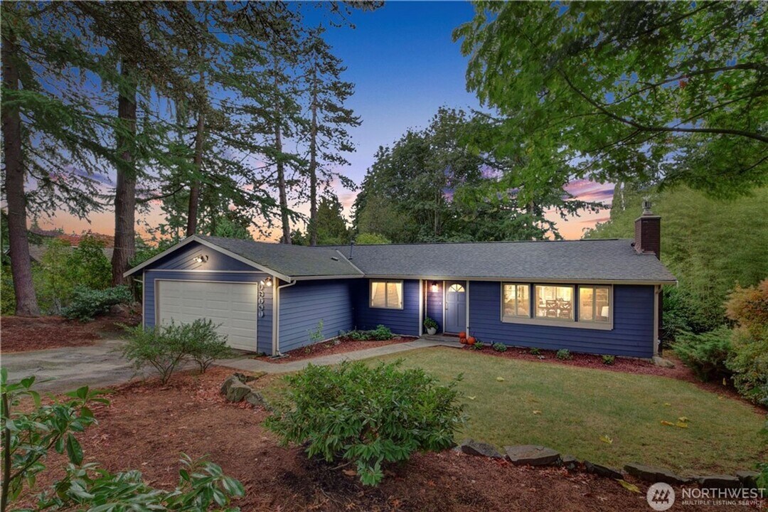 12641 82nd Ave NE in Kirkland, WA - Building Photo