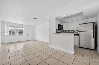 5842 NW 23rd St in Lauderhill, FL - Foto de edificio - Building Photo