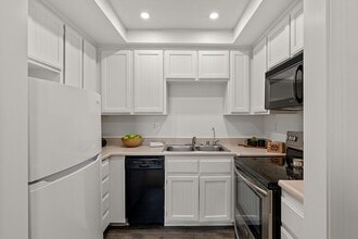 1560 Circa Del Lago in San Marcos, CA - Foto de edificio - Building Photo