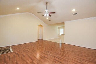 231 S Lantana Cir in Sealy, TX - Foto de edificio - Building Photo