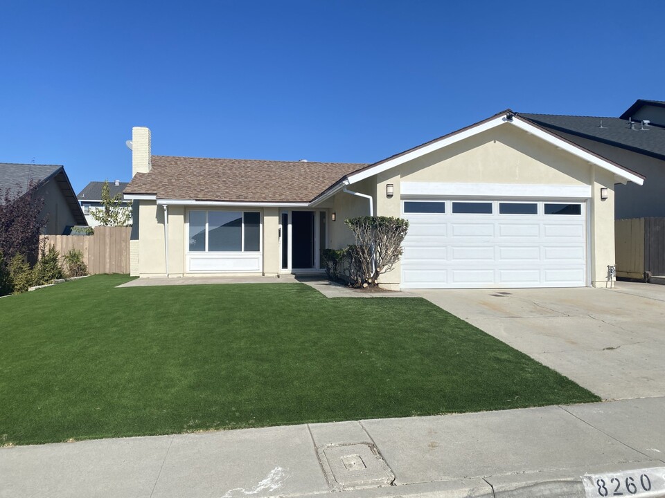 8260 Calle Minas in San Diego, CA - Foto de edificio