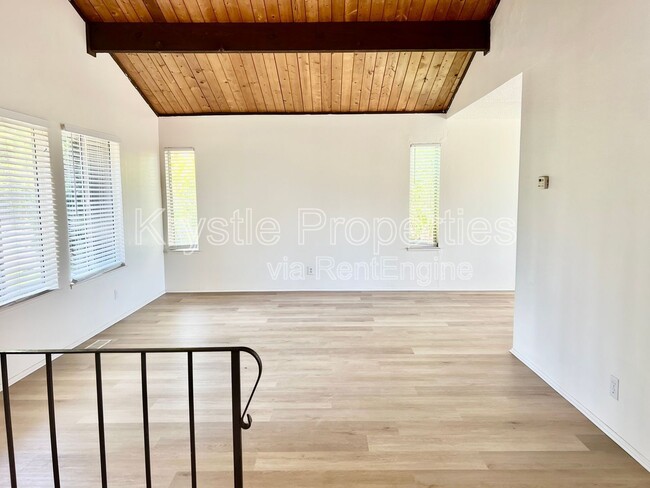 105 Gregory Ln in Vallejo, CA - Foto de edificio - Building Photo