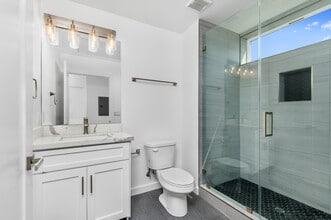 10928 S Inglewood Ave, Unit 204 in Inglewood, CA - Foto de edificio - Building Photo