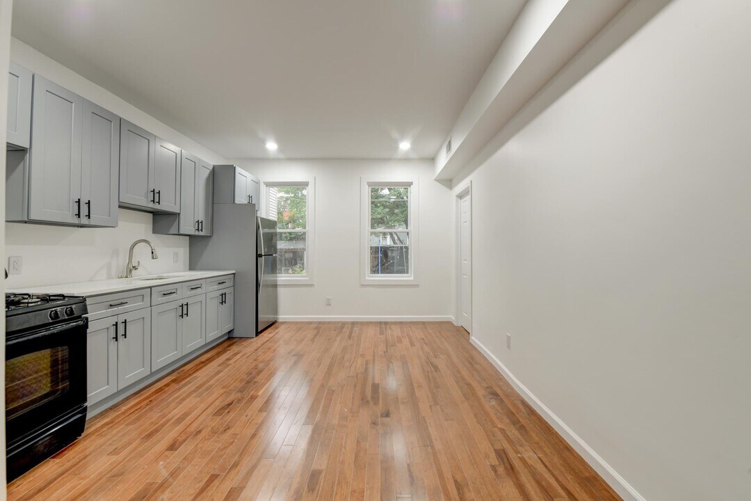 37 Logan Ave in Jersey City, NJ - Building Photo