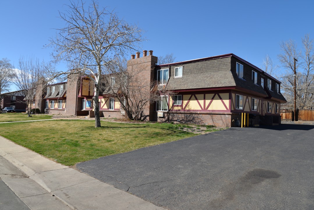 Coachlight Village in Westminster, CO - Foto de edificio