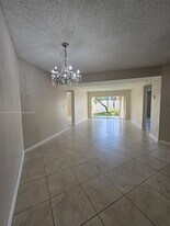 6272 NW 186th St, Unit 110 in Hialeah, FL - Building Photo